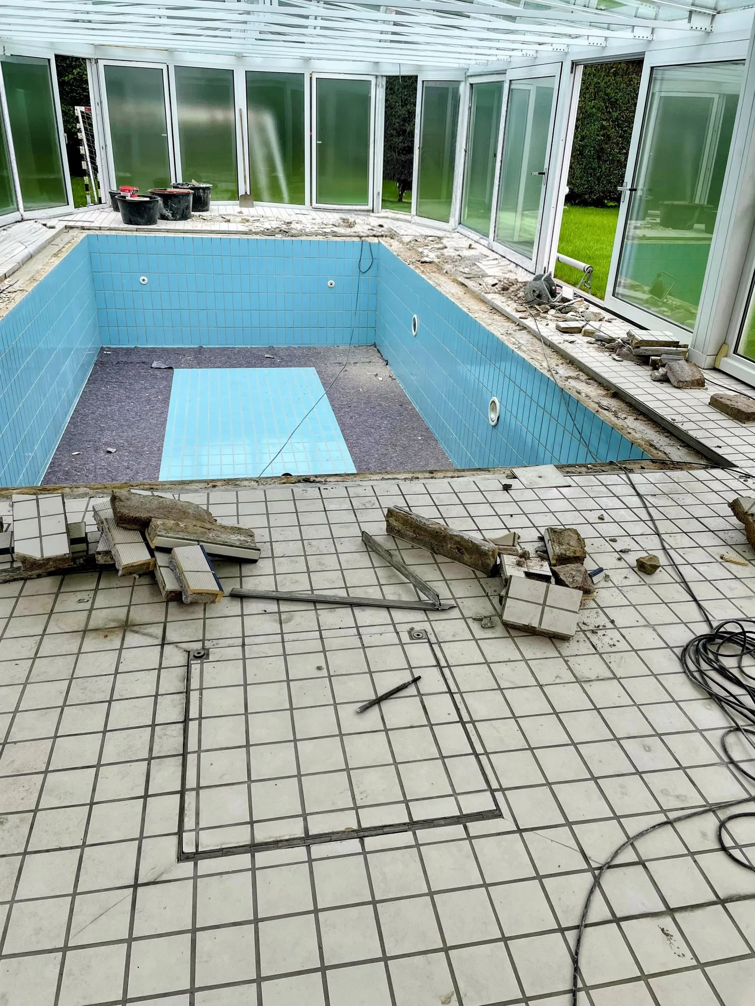 Sanierung eines gefliesten Innenpools